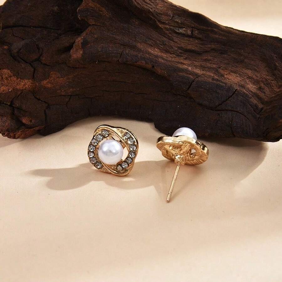 1 Đôi bông tai ngọc trai xoắn rỗng, thiết kế tinh tế, kiểu dáng tối giản thanh lịch, thể hiện sự nhẹ nhàng sang trọng, phù hợp cho cả ngày thường, hẹn hò và dự tiệc. - Vàng - Xem 1