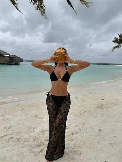 Bộ bikini gợi cảm kèm váy quấn, trang trí theo phong cách ngọc trai, của khu nghỉ dưỡng Maple Leaf Beach Resort mới.