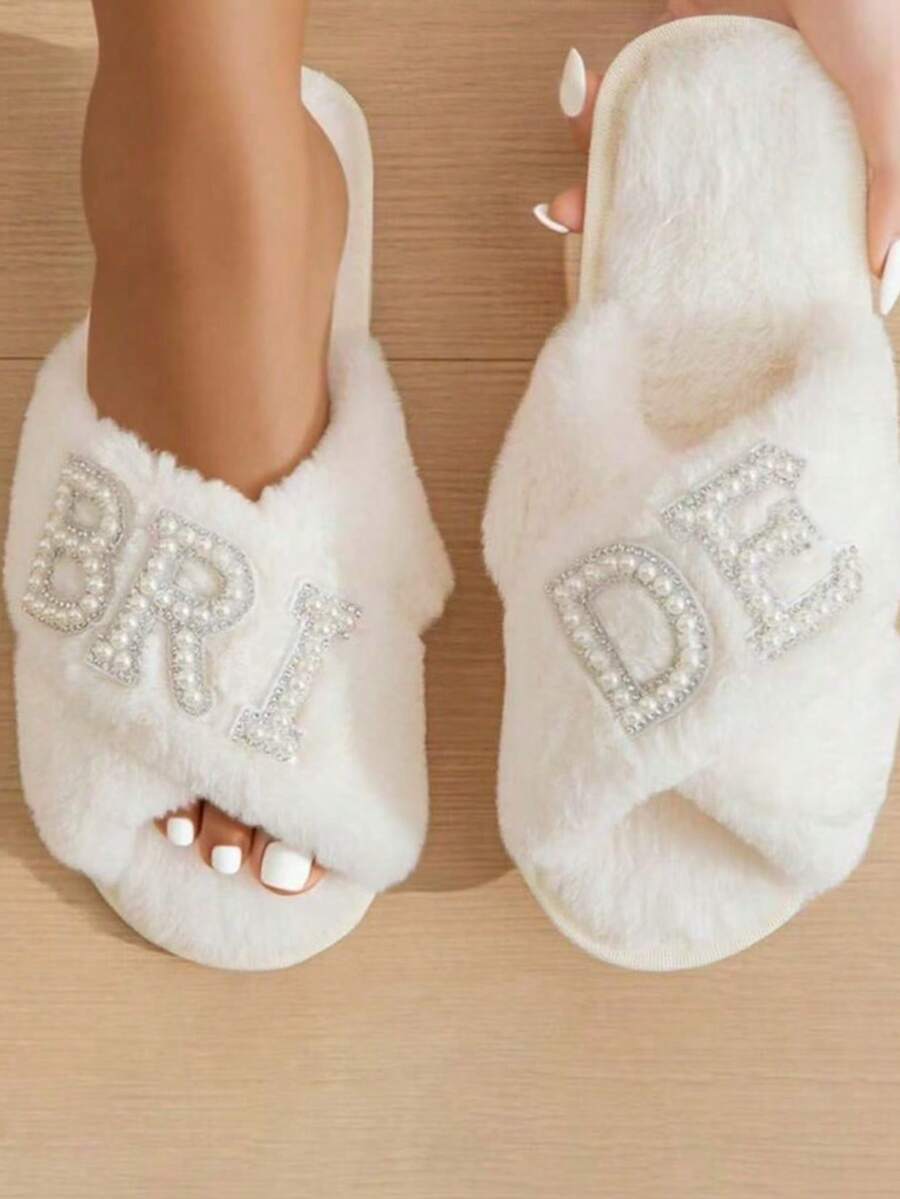 1双女士珍珠字母“新娘”装饰平底拖鞋，镶钻毛绒拖鞋，新娘送礼会、单身派对礼物、伴娘拖鞋、告别单身派对、准新娘、蜜月礼物、女鞋 - BRIDE交叉拖鞋 - 查看 1