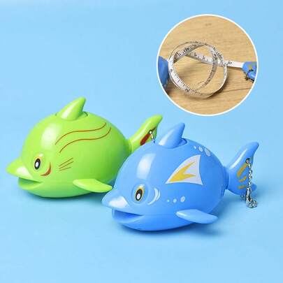 Ruban à mesurer mini portable en forme de dauphin, ruban à mesurer portable, avec une longueur de mesure maximale de 1 m, un outil de mesure rétractable précis, en plastique, léger et pratique, apparence de dauphin, disponible en bleu et vert, convient aux enfants et aux projets de DIY, idéal pour la rénovation de la maison, la couture et l'artisanat, livré avec un porte-clés, peut être accroché à un sac à dos ou à une porte, facile à transporter