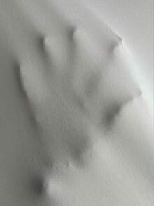 男士夏季短袖T恤 - 白色，印有“人物与扑克牌”图案，圆领，柔软涤纶面料，轻盈舒适，适合日常休闲穿着。 - 白色 - 查看 2