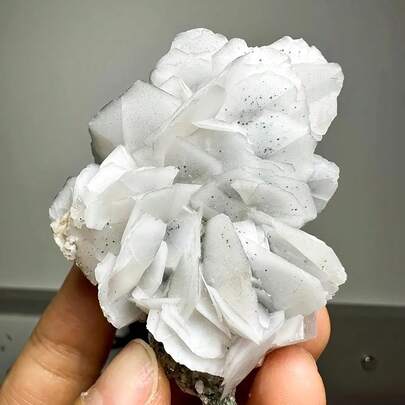1pc Rare Reactive Fluorescent White Rose Calcite Cluster - Glows Under Black Light, Stone For Jewelry Making, Collector's Display - Luminous Gift For Christmas, Valentine's, Mardi Gras & Glow Parties
