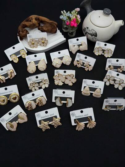 Ein Set mit 24 Stücke (zufällige Stile) aus 304 und 316 Edelstahl herzförmigen Schleifen-Oval-Ohrsteckern, modisch und vielseitig, geeignet zum Tragen an Dates und Partys. Es ist eine ausgezeichnete Wahl als Valentinstags-Geschenk und auch für den täglichen Gebrauch geeignet, ohne Batterie erforderlich.