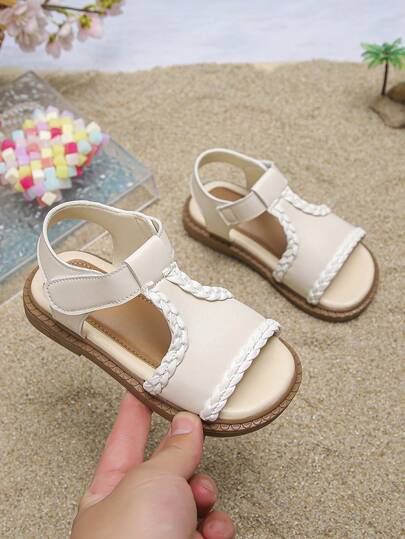 1双最新热销时尚可爱百搭仙女风防滑平底凉鞋，饰有大花朵图案，是小宝宝必备，适合夏季穿着