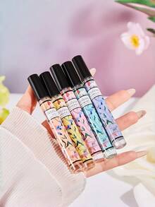 Bộ 5 chai xịt thơm hương hoa lãng mạn 10ml, gồm các mùi hương hoa nhài, vani, hoa ly, hoa loa kèn và hoa catalpa. Sản phẩm nhỏ gọn, tiện lợi khi đi du lịch, thích hợp sử dụng trong nhà, như tủ giày, phòng ngủ, tủ quần áo và phòng tắm. Là món quà lý tưởng cho sinh nhật hoặc ngày Valentine. - Xịt thơm - Xem 7