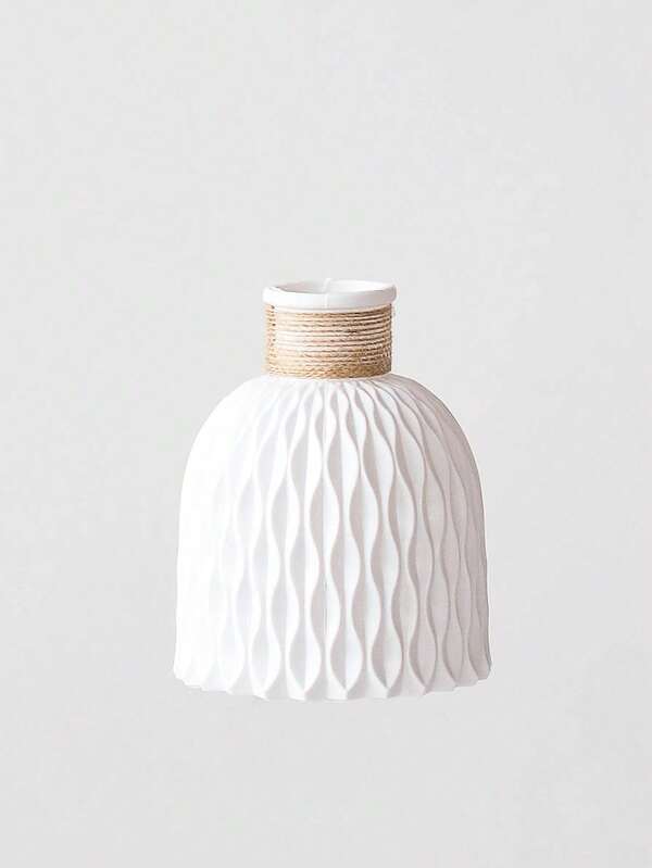 1个白色塑料花瓶，不易碎小巧，适用于插花、家居装饰、餐桌摆件、桌面装饰、礼品、生日、毕业典礼、房间装饰、玻璃花瓶