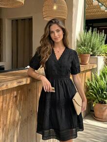 2026夏季度假优雅白色蕾丝刺绣V领收腰连衣裙，镂空沙滩裙，修身剪裁，适合旅行、约会，刺绣迷你白色连衣裙 黑色 - 黑色 - 查看 1