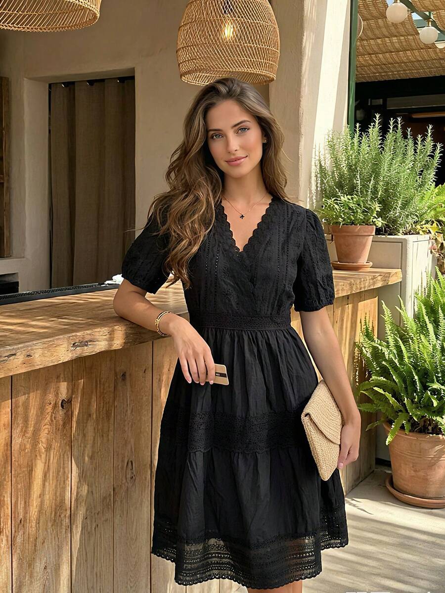 2026夏季度假优雅白色蕾丝刺绣V领收腰连衣裙，镂空沙滩裙，修身剪裁，适合旅行、约会，刺绣迷你白色连衣裙 黑色 - 黑色 - 查看 1