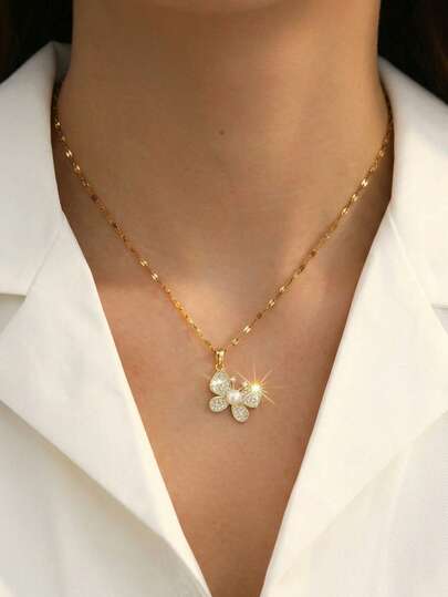 1件装女士金色蝴蝶吊坠项链 - 优雅的蝴蝶吊坠项链，中心镶嵌珍珠，翅膀镶嵌透明立方氧化锆，简约风格，适合日常佩戴、办公、派对、情人节、生日、周年纪念日等场合，是送给妈妈、女友、妻子的理想礼物。