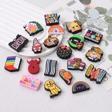 10 hạt silicon hoạt hình hỗn hợp, hạt dẹt mềm theo phong cách Mỹ, với các họa tiết chó, mèo, bướm, mũ, bút chì, thông điệp truyền cảm hứng, trái tim, sách. Có thể dùng để tự làm nam châm tủ lạnh, nhãn dán hành lý, vòng tay, vòng cổ, phụ kiện túi xách và các dự án thủ công khác. - Nhiều màu - Xem 2