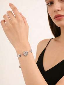 Camhanno 1pc Casual Fashionable Stainless Steel Four-Leaf Flower Bracelet, Suitable For Outfit Matching And Gifting To Friends, Family And Mothers - Style 1 - View 6
