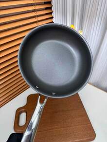 Chảo thép không gỉ 18/10 đường kính 18cm chống dính, thích hợp để làm bánh kếp, chiên trứng, bít tết, dùng được trên bếp ga và bếp từ, đáy phẳng, sử dụng được trong gia đình và nhà hàng, cấu trúc thép 3 lớp. - Xem 6