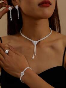 Conjunto de Joias de 5 Peças com Design de Flor de Zircônia, Colar, Brincos, Pulseira e Anel, Adequado para o Dia a Dia e Eventos Elegantes e da Moda para Mulheres. Acessórios Sofisticados para Banquetes e Festas. - Dourado - Visão 5