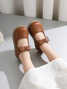 A Pair Of Brown Shoes With Bow - Leather Shoes,Oxford Shoes,Loafer Shoes,Flat Shoes Kids Shoes,Shoes,Girls Shoes,Girl Shoes,Zapatos De Niña,Toddler Girl Shoes,Kid Shoes,Zapatos Para Niñas,Shoes For Girls,Zapatos De Niño,Zapatos,Zapatos Para Niña,Kids,Shoes Kids,Zapatos De Niñas,Zapatos Para Niños,Little Girl Shoes,Zapatos Niña,Zapatos De Niños,Girls Dress Shoes,Girls,Flats,Zapatos Niñas,Toddler Girl,Shoes Girls,Loafers For Toddler & Little Girls & Little Boys | Ideal For School Day,Field Trip,After-School Playdate,Birthday Party,Family Brunch,Picnic,Church Service,Holiday Gathering,Art Class,Library Visit,Park Stroll,Weddings,Outings,Special Occasions,Christmas,New Year Celebrations - 3340棕色 - 查看 4