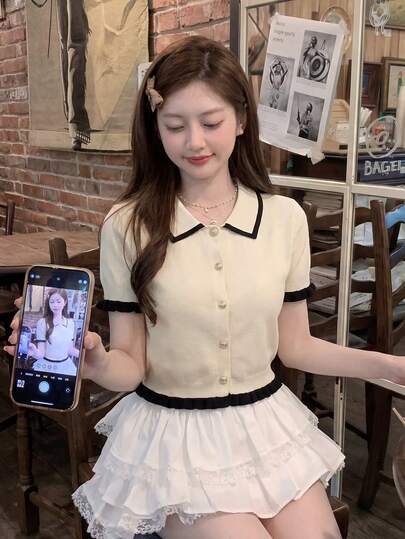 Áo khoác cardigan dệt kim gân màu mơ dành cho nữ, bộ sưu tập Xuân/Hè 2026 - Kiểu dáng thanh lịch, ngọt ngào với cổ áo tương phản và viền bèo nhún, tay ngắn, thích hợp mặc hàng ngày, đi làm hoặc hẹn hò.