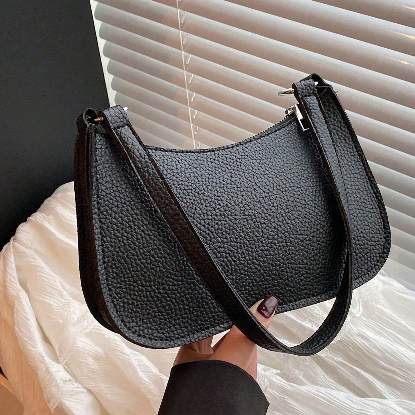 New Fashionable Versatile Chain Strap Shoulder Bag, Women's Underarm Handbag. Minimalist Y2K Style Black Small Round Pebble Texture Faux Leather Shoulder Bag Women's Compact Crescent-Shaped Shoulder Bag, Solid Color Zipper Closure, Suitable For Work Commute, Dates, Daily Outings And Valentine's Day Gifts, Suitable For Girls And Minimalist Fashion Enthusiasts