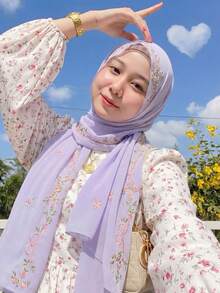 1条女士纯色花卉刺绣雪纺头巾，尺寸70x170厘米，柔软舒适，轻盈透气，用途广泛，长款设计，优雅的撞色刺绣，适合日常佩戴，四季皆宜。 - 彩色 - 查看 1