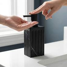 黑色皂液器，饰以竖条纹大理石纹，现代奢华风格，适用于浴室、厨房台面，液体可重复灌装瓶 - 方形 - 查看 6