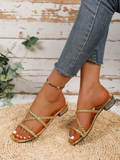 Sandalias planas cómodas minimalistas de un solo tirante y tacón bajo tejidas en oro para mujer, Nuevo verano 2026