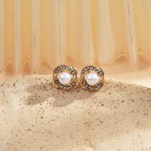 1 Đôi bông tai ngọc trai xoắn rỗng, thiết kế tinh tế, kiểu dáng tối giản thanh lịch, thể hiện sự nhẹ nhàng sang trọng, phù hợp cho cả ngày thường, hẹn hò và dự tiệc. - Vàng - Xem 10