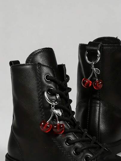 Llavero con colgante de cereza, llavero de cereza de resina brillante, llavero de mujer de aleación y resina con estilo, ornamento de zapato de cereza, ornamento de zapato de aleación y resina gótico punk para zapatos y bolsos, ornamento de zapato DIY para hombres y mujeres, perfecto para bolsos, carteras, bolsos de hombro, zapatos y accesorios de regalo. Adecuado para uso en vacaciones, cumpleaños, Día de la Madre, Día del Maestro, joyería exquisita.