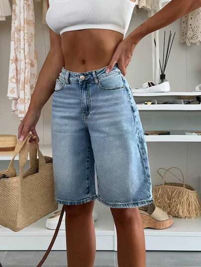 经典休闲男友风牛仔及膝短裤，带口袋、纽扣和拉链，直筒版型，无弹力面料