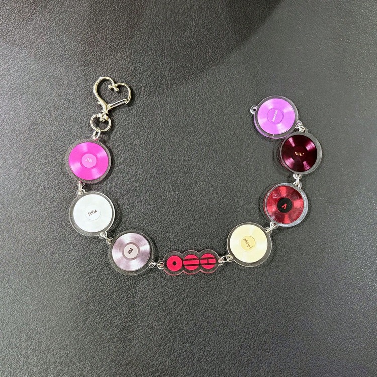 1个KPOP《阿里郎》唱片造型吊坠钥匙扣，RM、JIN、J-HOPE、JIMIN、V限量版周边，ARMY粉丝必备，可挂在背包上或装饰车钥匙，韩国流行音乐周边 - 彩色 - 查看 12