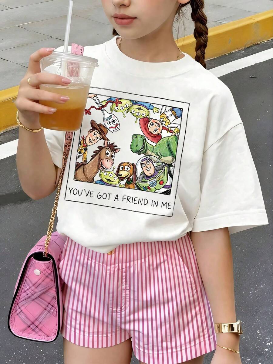 Disney Toy Story Polaroid Photo T-Shirt, You've Got A Friend In Me Print Pattern Summer Tops,Short-Sleeved Casual And Cute Style  Children's Clothing Design, Girl Clothes For Kids ,Ropa Para Niños,Girl Clothes For Kids,Graphic Tee, Summer Clothes,Perfect For Cool Girls. Comfortable And Breathable Children's Short-Sleeved T-Shirt. Comfortable And Casual Wear All Year Round 180g Pure Cotton Children's Clothes,Comfortable & Lightweight, Iconic Print For Mix-And-Match Outfits,Suitable For Both Boys And Girls. - trắng - Xem 1