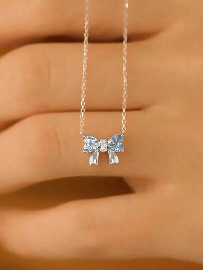 镀铜立方氧化锆蝴蝶结项链，精致链条颈链，女性化风格，适合通勤、约会和聚会，情人节礼物，适合日常外出和派对。