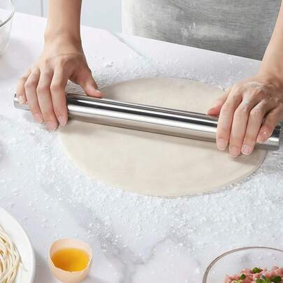 1 pieza Rodillo de acero inoxidable, superficie lisa fácil de limpiar, fuerza distribuida uniformemente que enrolla fácilmente la masa con un grosor consistente. Ya sea para hacer deliciosos dim sum para la familia o pasteles delicados para reuniones, puede manejar fácilmente diversas necesidades de masa. Duradero y elegante, haciendo que el tiempo de cocina sea talla grande eficiente y agradable.
