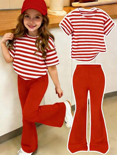 Bộ 2 món cho bé gái, gồm áo thun tay ngắn cổ tròn kẻ sọc đỏ, chất liệu dệt kim mềm mại, thoải mái và quần ống loe màu đỏ, thích hợp cho kỳ nghỉ và mặc hàng ngày.