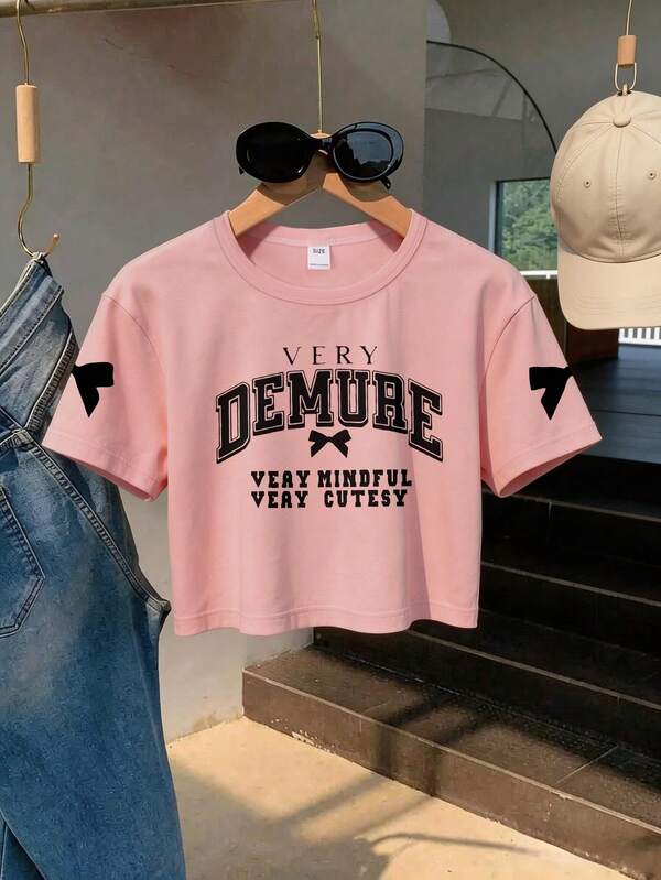 Áo croptop kiểu học sinh ngọt ngào dành cho bé gái, in hình "Rất trang nhã, rất chu đáo, rất dễ thương", chất liệu mềm mại và thoải mái, phù hợp cho cả đi học và dạo phố mùa hè.