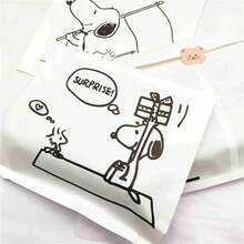SNOOPY 2026新款花生漫画史努比卡通纸袋套装（2个/套）！融合日韩风格和欧美设计，可爱的狗狗涂鸦搭配趣味英文印花，外观高档。采用优质牛皮纸制成，坚固耐用，可用作礼品袋或配件袋。 - 彩色 - 查看 4