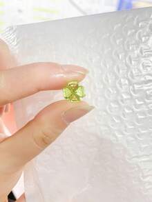 100颗3D亚克力迷你绿白三叶草珠，尺寸1.0*1.0厘米，适合制作幸运手链、工艺品、花朵项链、耳环和其他DIY珠宝配件 - 彩色 - 查看 9