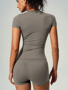 UONNOU 两件套短袖运动服，侧边口袋，腰部收紧短裤，适合瑜伽、运动、日常穿着，四季皆宜。 - 灰色 - 查看 7