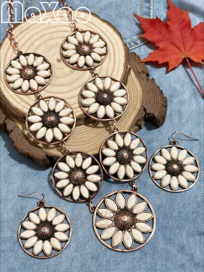 Dây chuyền hoa hướng dương và ngọc lam phong cách Bohemian cổ điển. Thiết kế dây chuyền nhiều lớp mạ bạc mài mòn, với nhiều mặt dây chuyền hình tròn điểm xuyết những giọt ngọc lam (vân đá nứt tự nhiên), gợi lên vẻ quyến rũ; kèm theo bông tai hình hoa hướng dương đơn có móc cài.