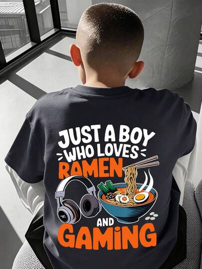 Bộ trang phục thường ngày dành cho bé trai này bao gồm một chiếc áo phông màu xám đậm thời trang và quần cùng màu, cả hai đều có họa tiết ngộ nghĩnh hình chữ cái, tai nghe và mì ramen, rất phù hợp với các bé trai tuổi teen. Dù là đi học, đi mua sắm, mặc hàng ngày hay đi du lịch cùng gia đình, bộ đồ này đều là lựa chọn lý tưởng. Nó không chỉ tiện dụng cho sinh hoạt hàng ngày mà còn là món quà tuyệt vời dành cho bạn bè và người thân.