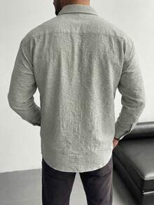 Áo sơ mi nam dài tay màu xám nhạt, chất liệu vải xếp ly tinh tế, kiểu dáng rộng rãi hiện đại, cao cấp, phong cách đô thị tối giản sang trọng. - Màu Xám nhạt - Xem 2