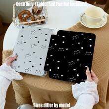 纯黑背景上，简洁可爱的白色猫咪轮廓，搭配小鱼、粉色波点和螺旋线条，柔和、可爱又俏皮，充满治愈感和童趣，宛如一只躲在夜色中的小猫。三折亚克力透明保护套，带笔槽，高清透明，防震耐用。 - 彩色 - 查看 4