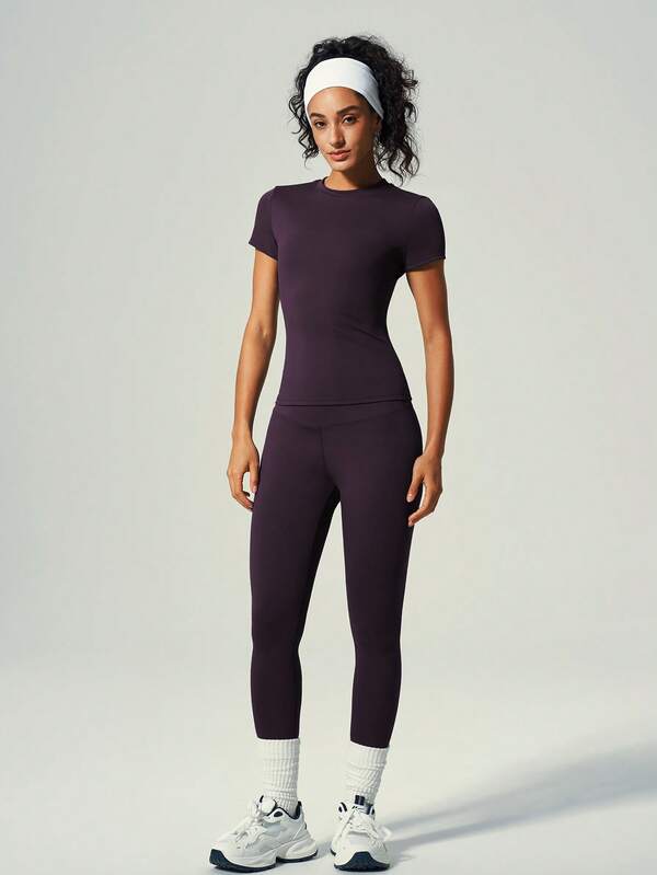 UONNOU Conjunto de 2 piezas de ropa deportiva para mujer para primavera/verano/otoño que incluye camiseta de manga corta y pantalón largo. Camiseta deportiva de cuello redondo, manga corta, que afina la cintura y controla el abdomen. Pantalón largo que levanta las caderas y da forma a las piernas, se puede usar por dentro o por fuera. Tela suave y cómoda contra la piel. Pantalón largo deportivo adecuado para deportes al aire libre, yoga, gimnasio, correr, uso casual diario, con estilo deportivo.