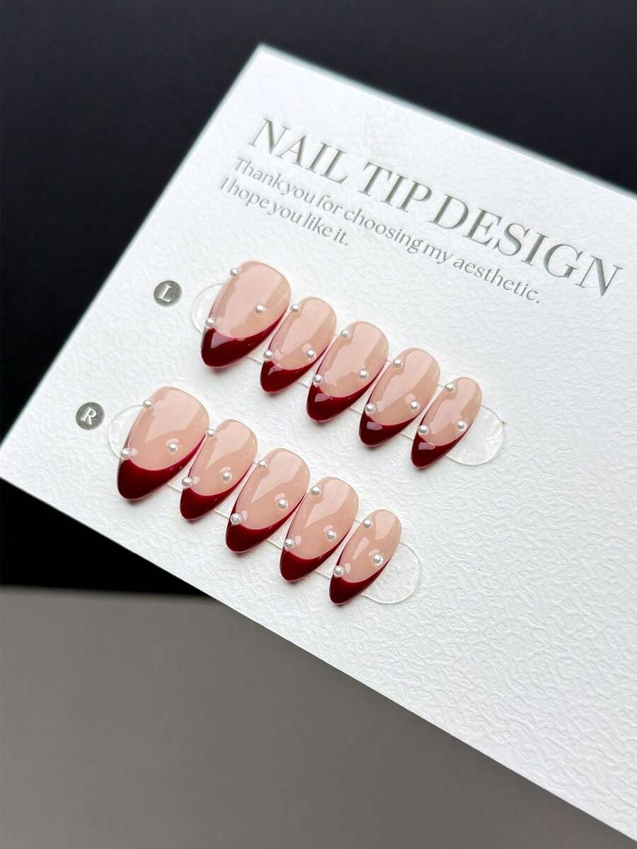 10 Stücke rein handgefertigte Press-On Nagelspitzen, kurze Mandelform Press-On Kunstnägel, handbemalte weinrote French Nails mit Nude-Basis, dekoriert mit winzigen weißen Perlen, geeignet für den täglichen Gebrauch für Frauen und Mädchen, inklusive komplettem Nagelset - Verschiedenfarbig - Übersicht 1