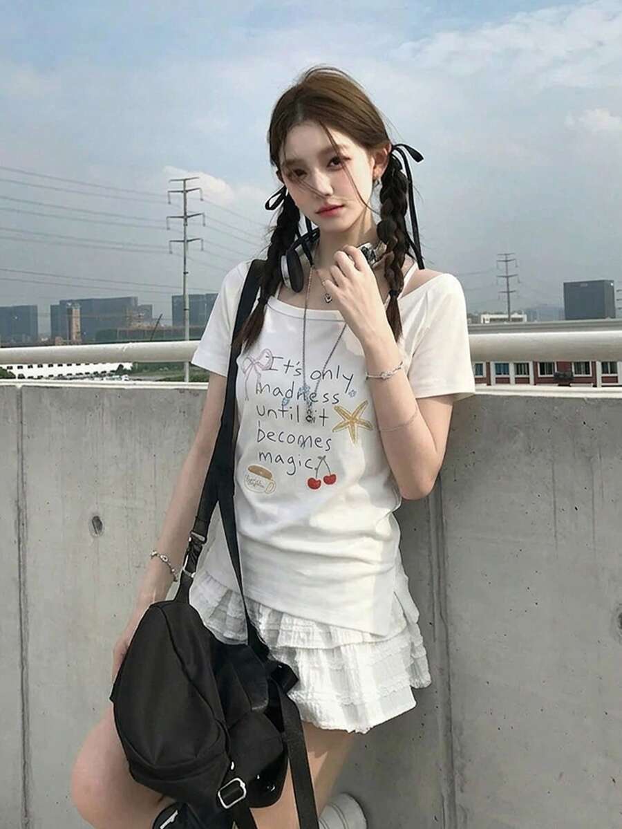 Áo thun ngắn tay mùa hè dáng rộng, vai lệch, in chữ, thiết kế có cúc, đa năng.