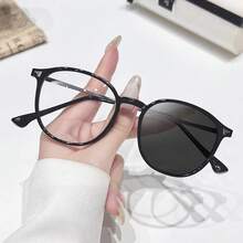 Ultra-Light Oval Frame Photochromic Glasses For Women, Slimming Effect Without Makeup, Large Frame Plain Glasses, Korean Fashion Photochromic Glasses - 亮黑銀框-變灰 - 查看 6