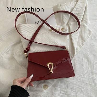 复古亮面酒红色信封斜挎包，女士款——优雅迷你单肩包，配金色搭扣，完美搭配日常和晚间装扮