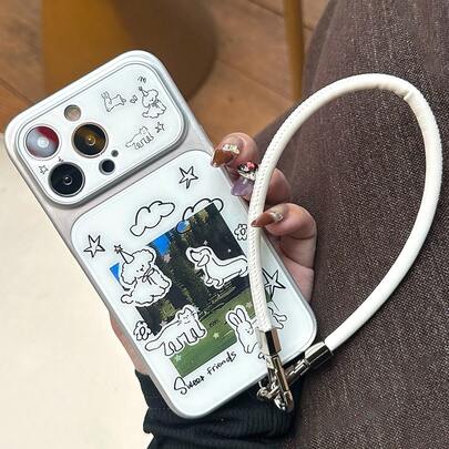 1 pièce Étui de téléphone blanc brillant avec illustration créative de graffitis, chats et chiens dans une forêt. Compatible avec Apple 17 Pro Max/17 Pro/17/16 Pro Max/16 Pro/16/16 Plus/15/15 Pro Max/15 Pro/13/14 Pro Max/13 Pro/13 Pro Max/14 Pro/14 Pro Max