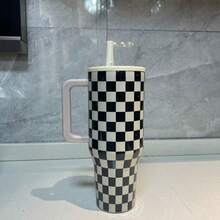 HYDRO-JUG, 40OZ, Black And White Check Pattern, High Appearance Level Insulated Cup With Handle And Straw. A Great Gift Choice For Girlfriends And Couples. 40OZ Large Capacity Can Meet All Your Drinking Needs Throughout The Day. It Comes With A Built-In Straw, Allowing You To Drink Without Getting Lipstick On Your Mouth. It's More Convenient For Daily Use By Women. The Stainless Steel Vacuum Layer Keeps The Temperature Locked For A Long Time, Suitable For Both Cold And Hot Drinks. It's Suitable For Commuting, Shopping, And Dates. The Black And White Check Pattern Print Is Unique And Eye-Catching, With An Outstanding Appearance. It's Suitable For Both Couples And Girlfriends. It's A Great Gift Choice For Valentine's Day, 520, And Anniversary, Fashionable And Practical, Highly Praised Minimalist Water Bottle. - Lưới đen trắng - Xem 1