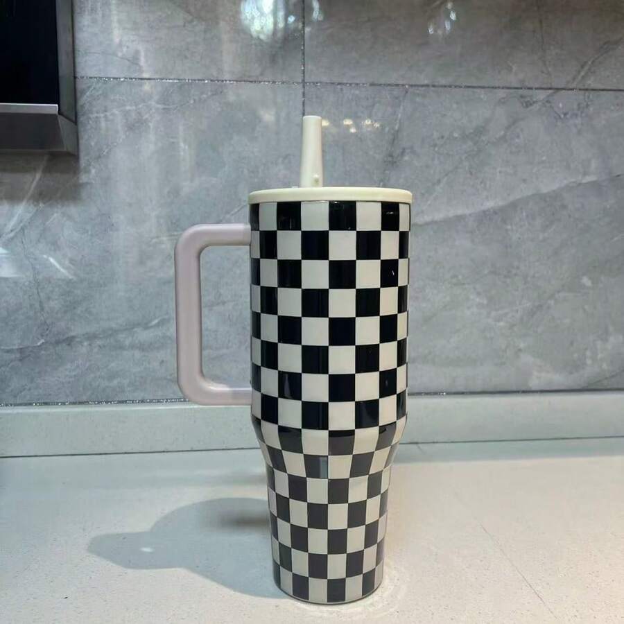 HYDRO-JUG, 40OZ, Black And White Check Pattern, High Appearance Level Insulated Cup With Handle And Straw. A Great Gift Choice For Girlfriends And Couples. 40OZ Large Capacity Can Meet All Your Drinking Needs Throughout The Day. It Comes With A Built-In Straw, Allowing You To Drink Without Getting Lipstick On Your Mouth. It's More Convenient For Daily Use By Women. The Stainless Steel Vacuum Layer Keeps The Temperature Locked For A Long Time, Suitable For Both Cold And Hot Drinks. It's Suitable For Commuting, Shopping, And Dates. The Black And White Check Pattern Print Is Unique And Eye-Catching, With An Outstanding Appearance. It's Suitable For Both Couples And Girlfriends. It's A Great Gift Choice For Valentine's Day, 520, And Anniversary, Fashionable And Practical, Highly Praised Minimalist Water Bottle. - Lưới đen trắng - Xem 1