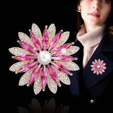 1 Piece Of Sparkling Alloy Rhinestone Brooch With Pink Artificial Crystal Sunflower Design, An Exquisite Women's Pin For Securing, Preventing Wardrobe Malfunctions, And As A Scarf Buckle - Pink - View 1