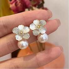 1 Đôi bông tai hình hoa đính ngọc trai và đá Zirconia dễ thương kiểu Hàn Quốc, trang sức sang trọng, thanh lịch dành cho nữ, quà tặng cho bé gái, phù hợp với trang phục hàng ngày và phụ kiện dự tiệc. - Vàng - Xem 2