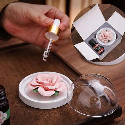 一套手工陶瓷玫瑰造型精油扩香器。永不褪色，设计精美，宛如永生花。无需用电，可作为桌面或车载装饰品。母亲节和情人节的理想礼物。套装包含精油。